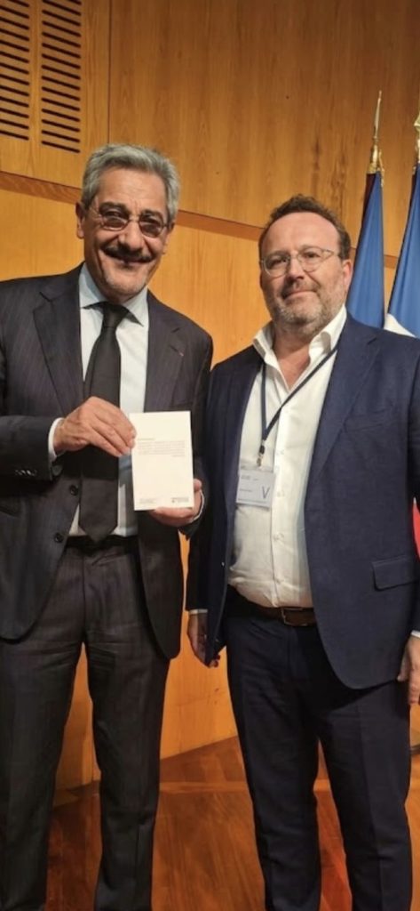 David Peyral remet "les abeilles de l'éco" au Ministre Serge Sapin
